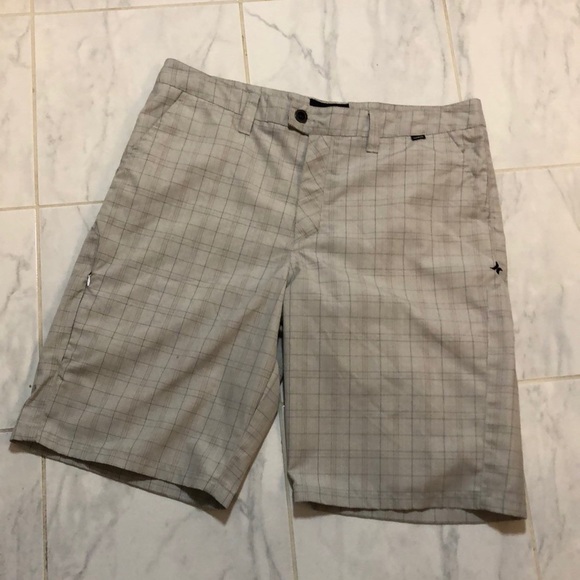 Hurley men’s plaid cream / grey shorts. Perfect for golf or the beach! EUC! - Picture 1 of 7